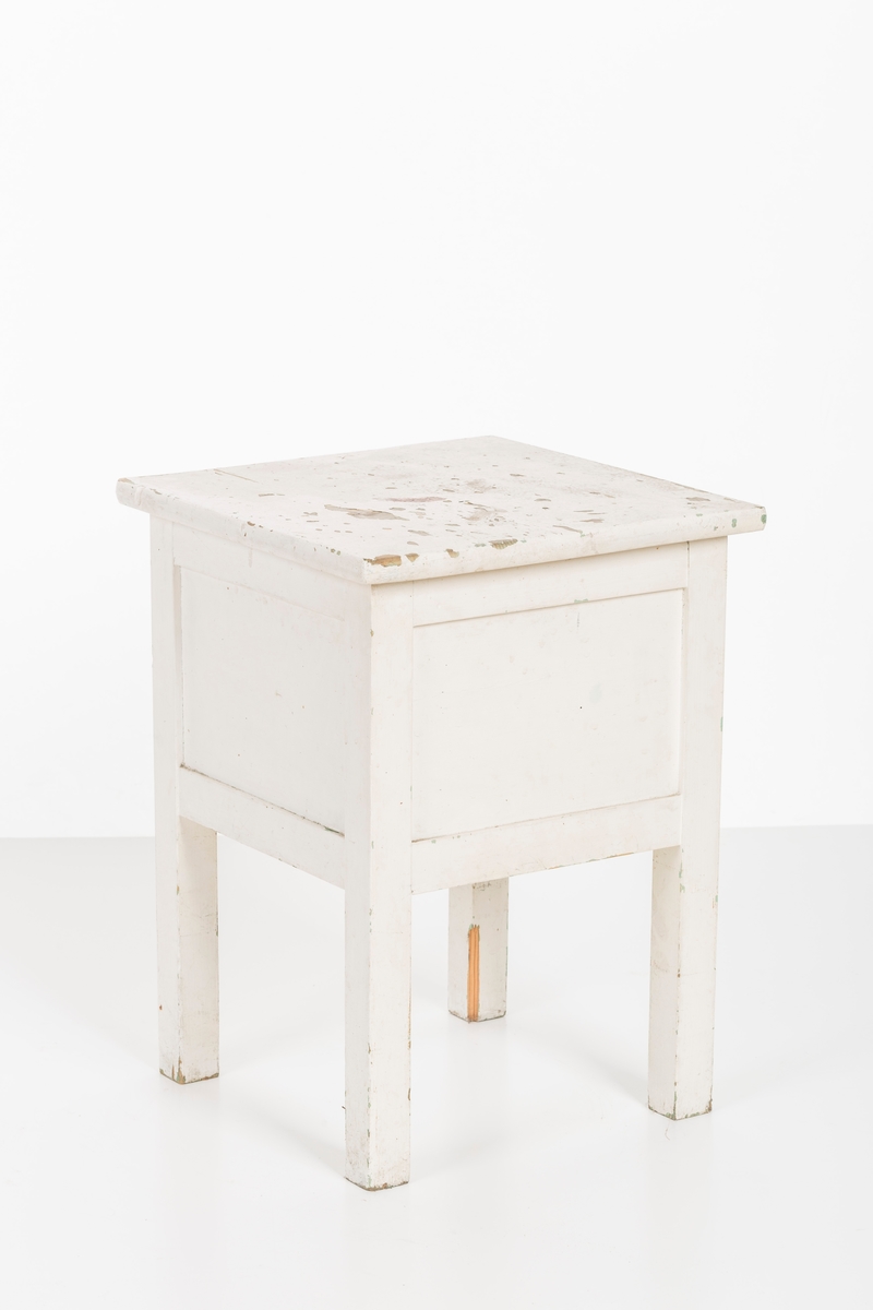 Hvitmalt krakk med oppbevaringsrom. Åpnes fra oversiden.