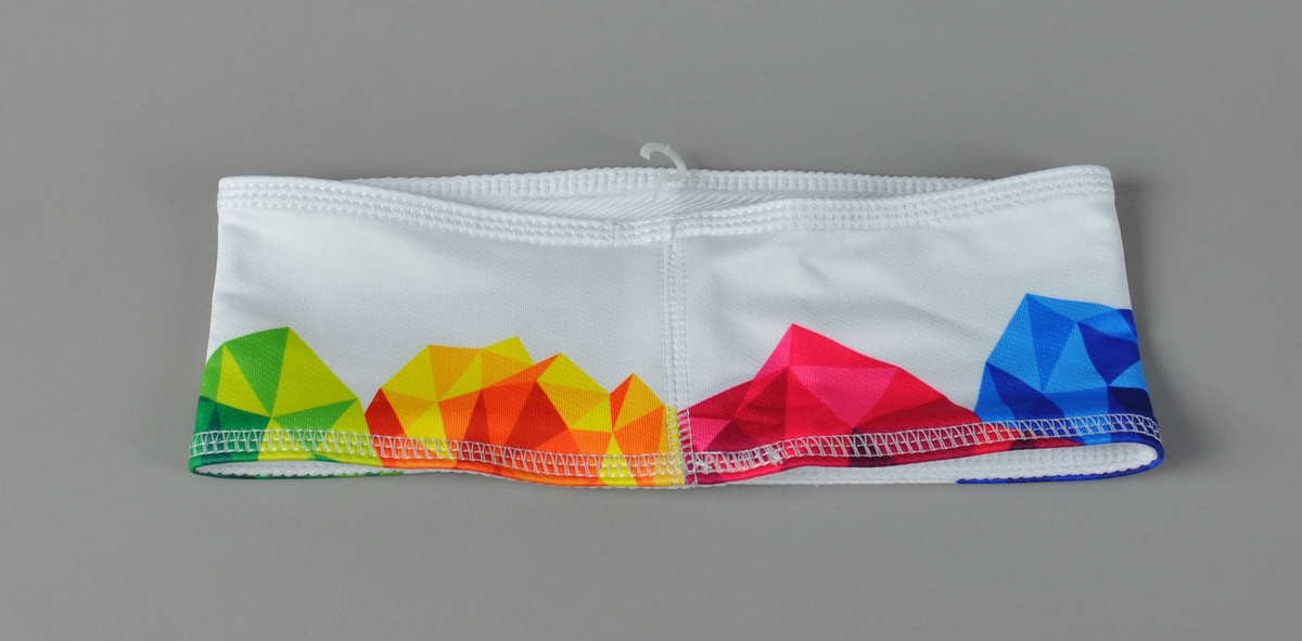 Hvitt pannebånd dekorert med Ungdoms-OLs designprogram i grønt, gult, rosa og blått. Logo for Lillehammer 2016 Youth Olympic Games. Båndet er litt bredere foran enn bak.