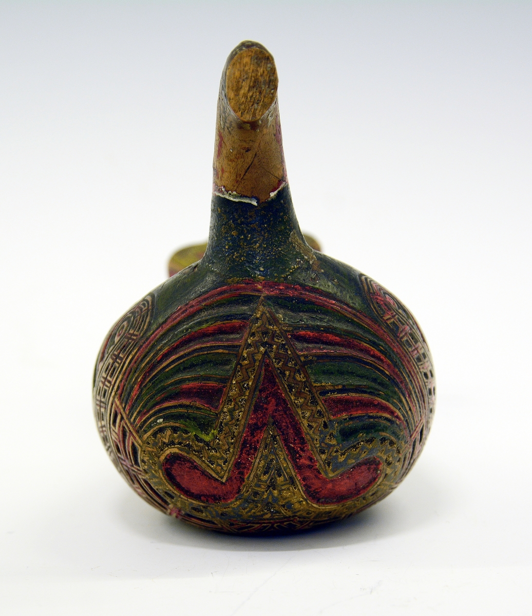 Ølhøne, mangler hode. Fra protokollen: Ølhøne (eiskildskop), fint utskaaret med vifteformete ornamenter.