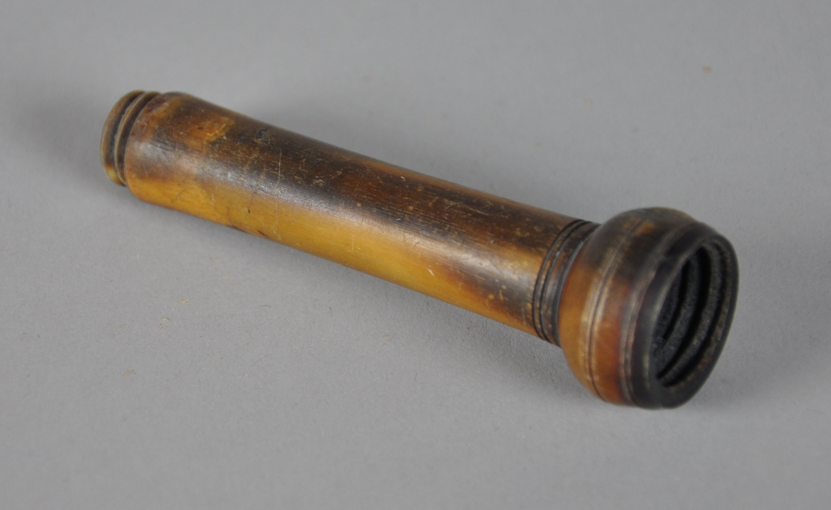 Spolrokk med kasse til fiber. Spolrokken er armert med jern på toppartiet. Skrue på toppen er dreiet. Felgen er satt sammen av to trestykker som har løsnet, men festet igjen med jernarmering. Ekene er grovt utskjært og muligens påsatt i senere tid - den ene eken sitter løst fra felgen. De to oppstanderplatene er sveifet. Håndtaket som spinner hjulet er av lyst tre som er oljet og troligvis satt på i senere tid.

I kassen ligger et dreiet håndtak av bein.