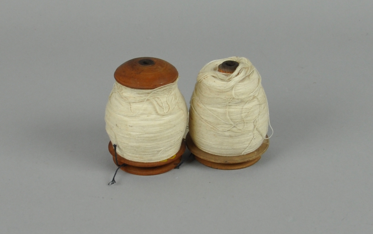 Spolrokk med kasse til fiber. Spolrokken er armert med jern på toppartiet. Skrue på toppen er dreiet. Felgen er satt sammen av to trestykker som har løsnet, men festet igjen med jernarmering. Ekene er grovt utskjært og muligens påsatt i senere tid - den ene eken sitter løst fra felgen. De to oppstanderplatene er sveifet. Håndtaket som spinner hjulet er av lyst tre som er oljet og troligvis satt på i senere tid.

I kassen ligger et dreiet håndtak av bein.