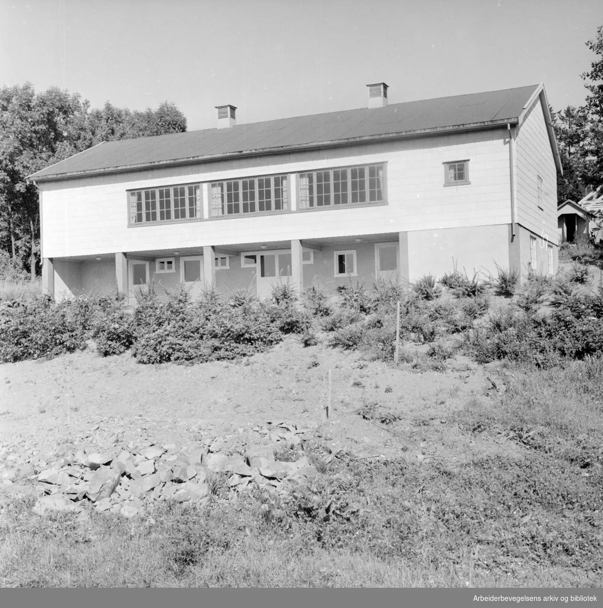 Solvang Hagekoloni har reist forsamlingshus på dugnad. September 1958