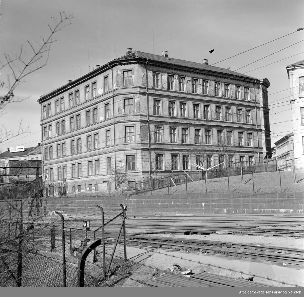 St. Halvards gate 1 C. Flere leiligheter har stått ledige i lengre tid og bygningen bærer preg av dårlig vedlikehold. Mai 1964