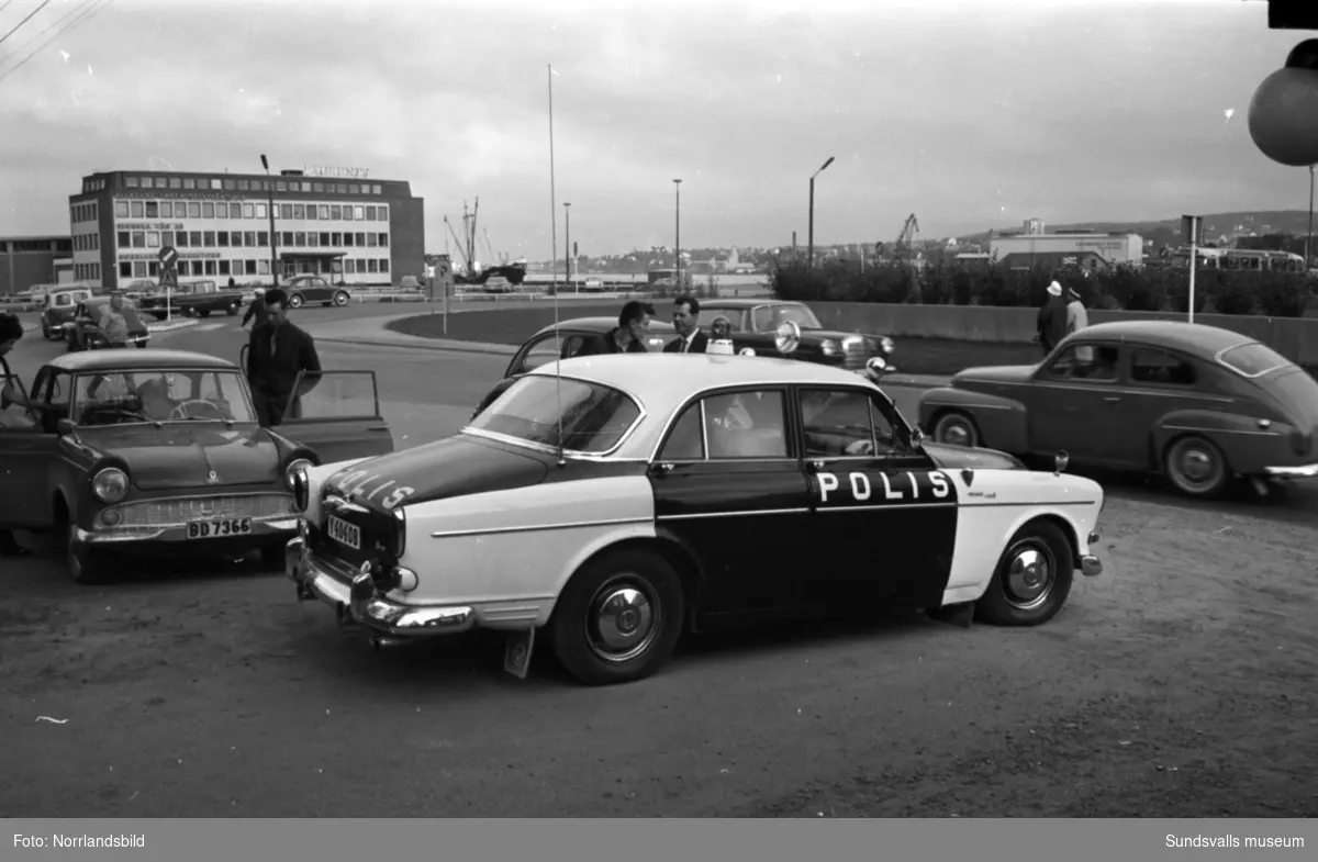 Polisjakt efter en rymling från Sidsjöns mentalsjukhus. Bilder från Norrmalmsgatan nedanför lasarettet och från Korstavägen.