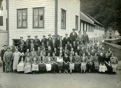 Arbeidarane ved Salhus Væverier i 1926.