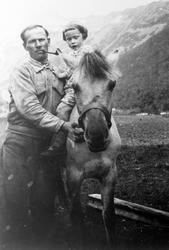 Oskar Mathiassen med datter Aud og hesten Hulda.