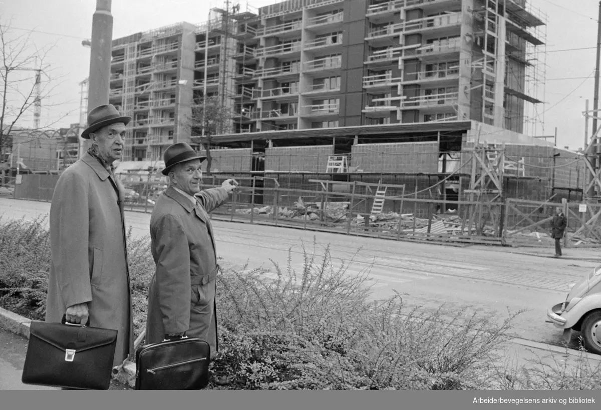 Sandaker senteret under bygging. Terje Opsann og Torleif Bjardal. November 1974