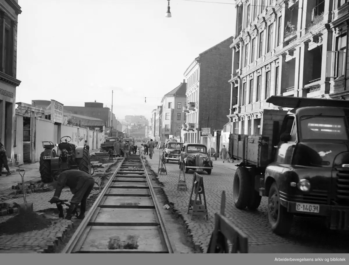 Schweigaards gate.Sporveisfolka legger 36 meter med nye trikkeskinner hver dag..Oktober 1955