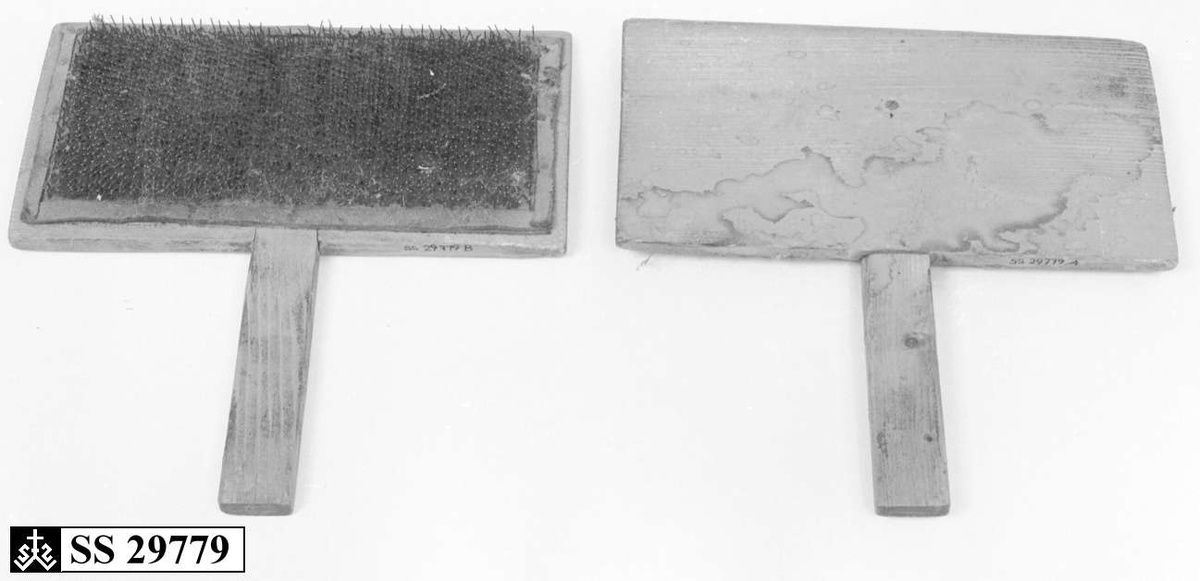 To treplater hvor innsiden av begge platene er dekket av en skinnduk med tettsittende nåler. Begge treplatene har håndtak.