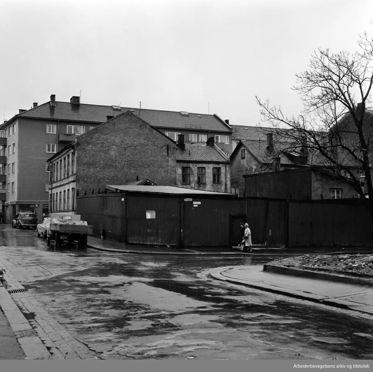 Sagene. Kvartalet - Hjørnet av Skiensgata, Mogata og Kristiansandgata 14. skal rives og bebygges av OBOS..November 1961