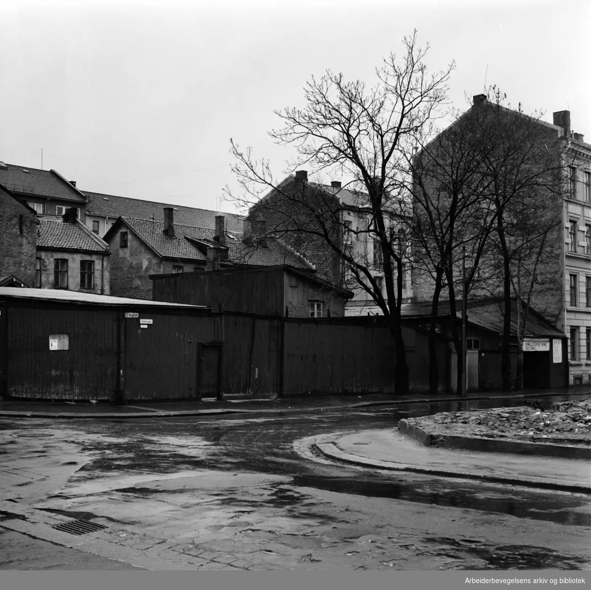 Sagene. Kvartalet - Hjørnet av Skiensgata, Mogata og Kristiansandgata 14. skal rives og bebygges av OBOS..November 1961