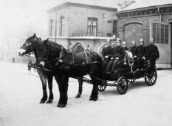 Brannvogn utenfor brannstasjonen med hestene Balder og Tor f
