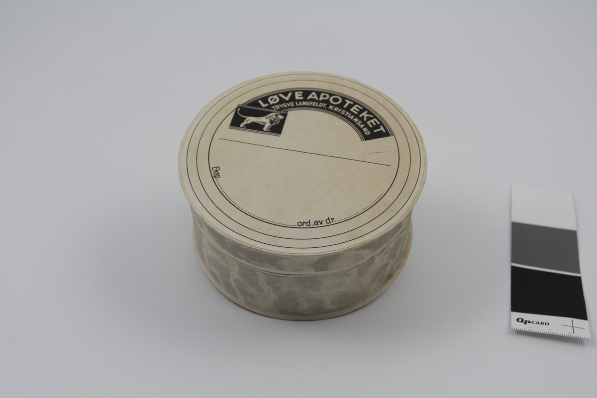 18 stk. sirkulære esker med lokk. Alle deler i papp. Ulike farger. Brukt til oppbevaring/salg av piller og dosert pulver.