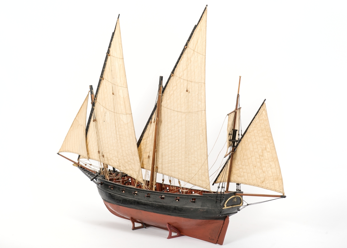 Fartygsmodell av pinkskepp, riggat med 3 master och 1 stagsegel, tre latinsegel och ett råsegel. Alla segel av bomull. Åtta kanoners bredsida. Två fasta skrån.