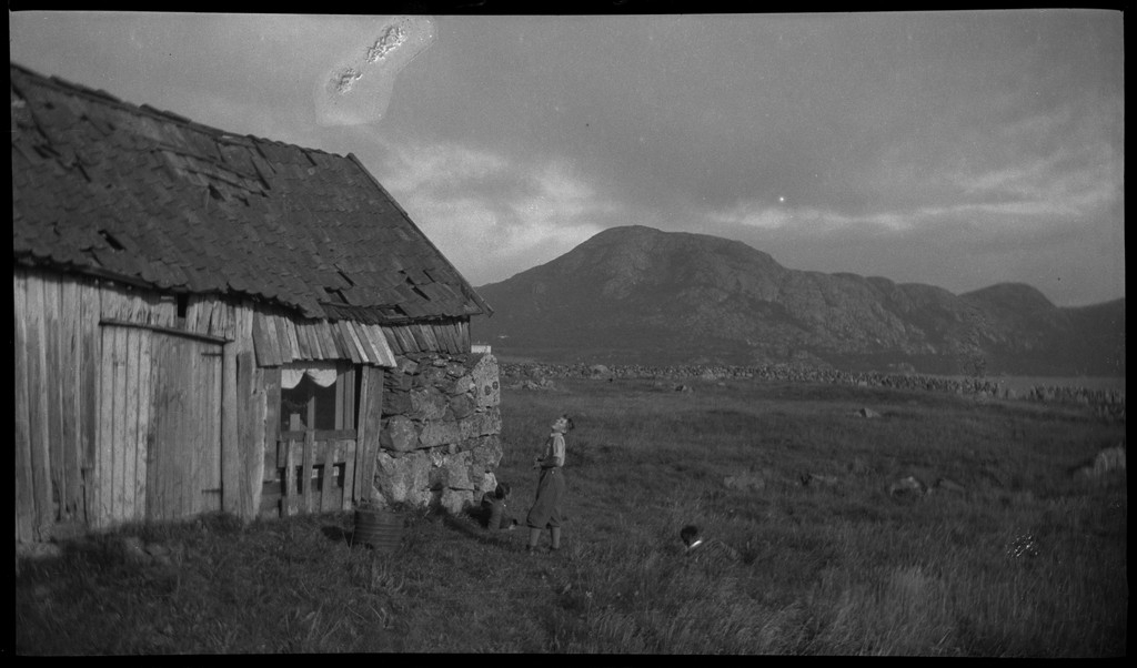 Fotografen Finn Johannessen og en gutt på tur med robåt og bilder fra huset til Lindtner. Frida Johannessen, mor til fotografen, holder en baby på det siste bildet.