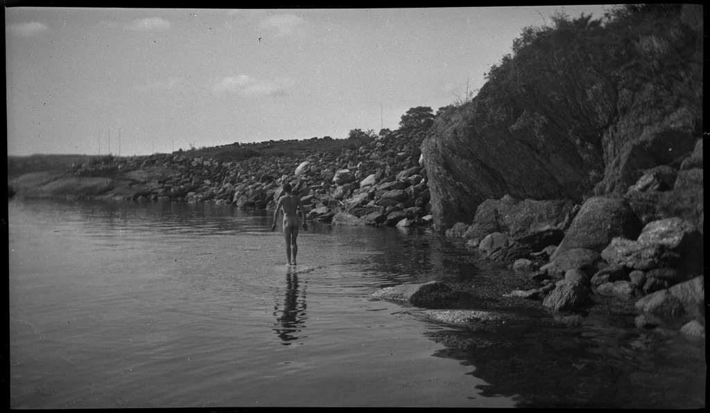 Fotografen Finn Johannessen og en gutt på tur med robåt og bilder fra huset til Lindtner. Frida Johannessen, mor til fotografen, holder en baby på det siste bildet.
