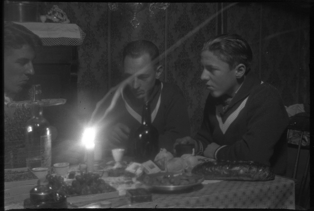 Per og Alf Årseth, Børre Børresen og Sigurd Hamre i tillegg til fotografen på skitur i nærheten av Fjellberg i Suldal. Det er bilder fra ulike sel, ei bu de overnattet i og fra fjellet.