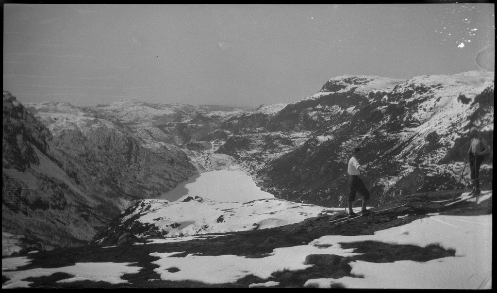 Per og Alf Årseth, Reidar Gjissen(?), Tor Tørresen, Per Roth og Finn Johannessen på skitur i nærheten av Fjellberg i Suldal. Det er bilder fra flere pauser.