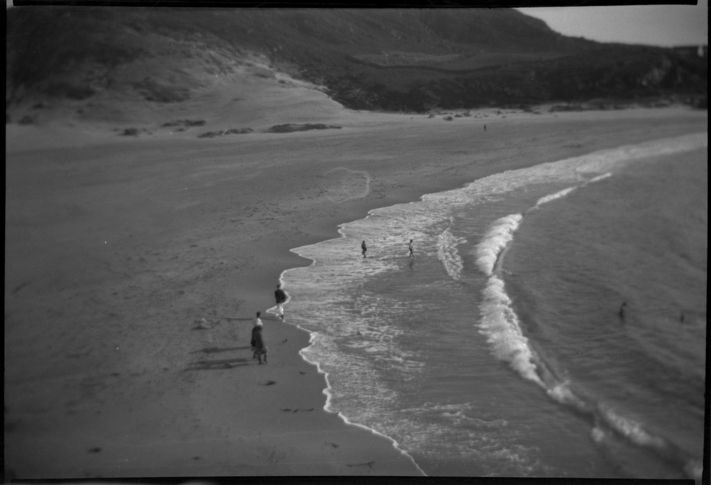 Annie Kamsrud og Finn Johannessen ved stranda ved Vigdel i Sola. En bil og en buss har skrapet borti hverandre.