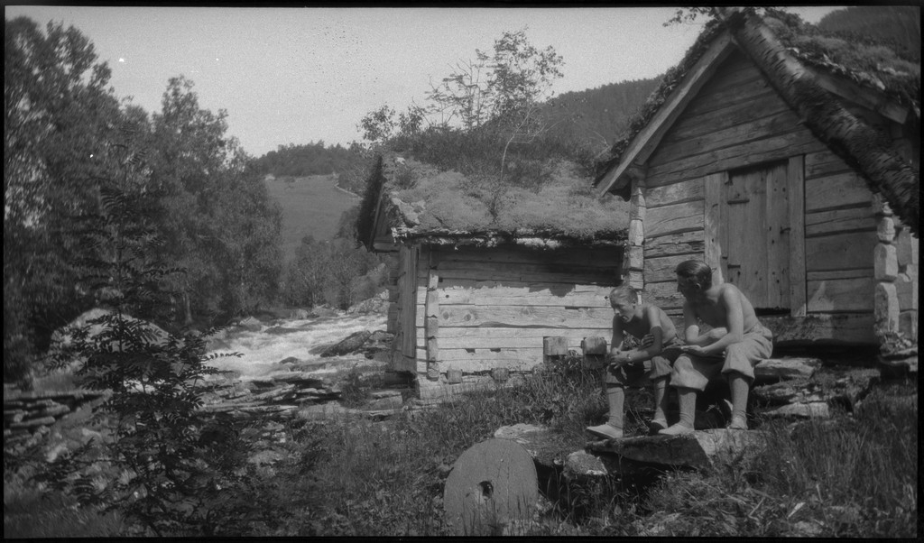 Per og Alf Årseth og Finn Johannessen på sykkeltur i Sogn og Fjordane og Møre og Romsdal. Det er bilder fra fjellturer og -topper, fra fjorder og fjell, bygder og byen Ålesund.
Bilde nr. 2 er av Skodjebrua i Skodje. Bilde nr. 3 er av Kolåstind i Standal, med Sylen og Fingeren til høyre. Bilde nr. 9 er fra Kongens gate i Ålesund. Bilde nr. 11 er tatt over Hjørundfjorden med Langenestinden og Store Standal på motsatt side. Bilde nr. 20-21 er fra Ålesund.