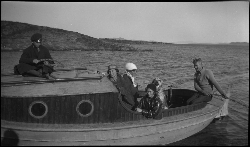 Familien Kamsrud, Finn, Frida og Paul Johannessen på utflukt til Tunsøy utenfor Stavanger. Seilbåten "Vilja" ligger i bakgrunnen på flere av bildene. De fisker i fjæra, mater en flokk med ender, gjess og høner og går rundt på øya. Annie Kamsrud er på bilde nr. 2 og 3. Finn Johannessen og Annie Kamsrud står sammen på bilde nr. 6. Det er muligens Bertrand Kamsrud som styrer båten på bilde nr.12.