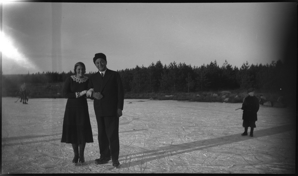 Lindtner og Finn Johannessen med en familie på skøytetur på Gisketjørn i Sandnes. Barna spiller et lagspill på isen.
