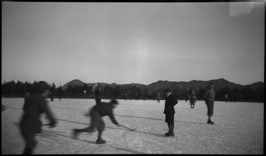 Lindtner og Finn Johannessen med en familie på skøytetur på Gisketjørn i Sandnes. Barna spiller et lagspill på isen.