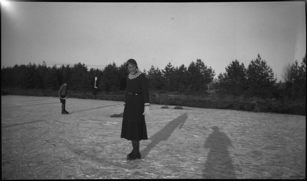 Lindtner og Finn Johannessen med en familie på skøytetur på Gisketjørn i Sandnes. Barna spiller et lagspill på isen.