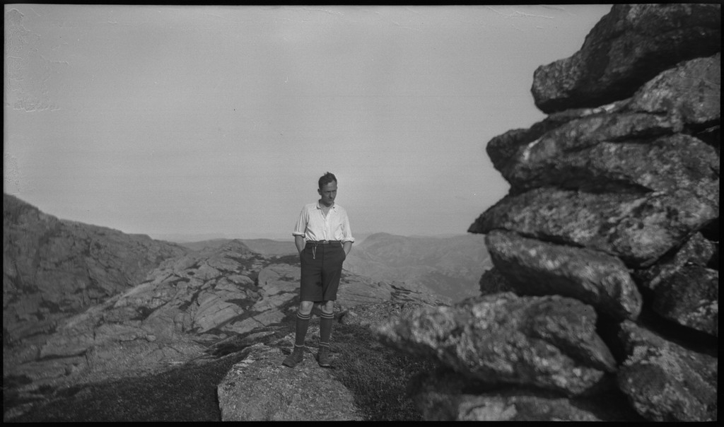 En gjeng unge menn på fjelltur til fjellene i Småsildalen i Strand. Det er bilder av spektakulære fjellformasjoner og en samlet vennegjeng.