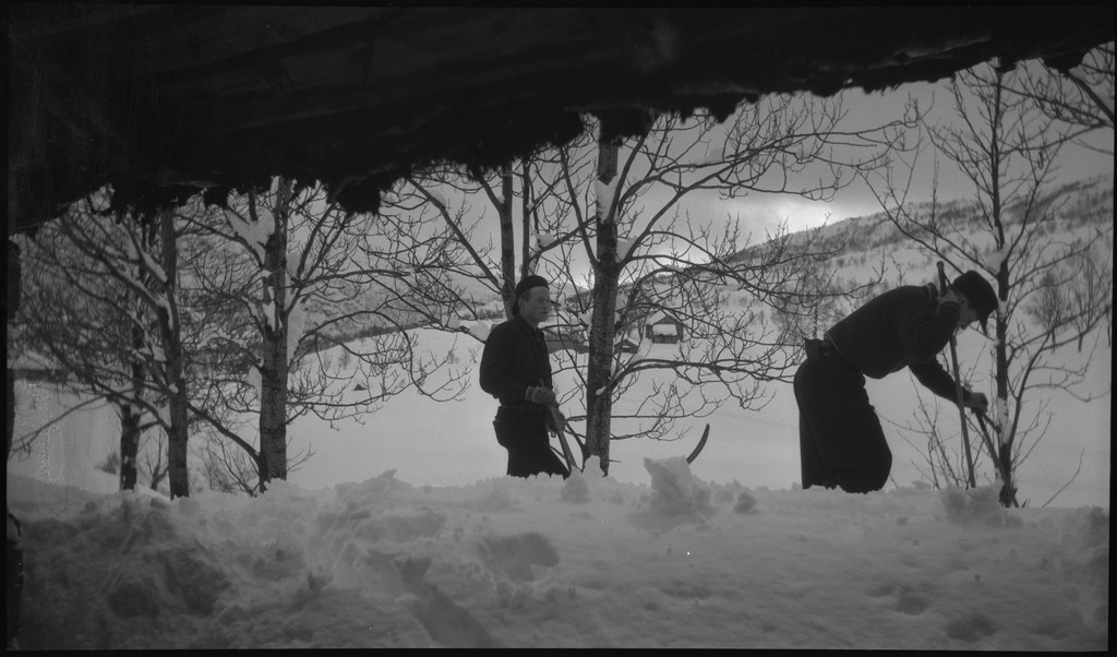 En vennegjeng på skitur i Suldal i vekslende vær. De er innom flere støler og overnattingshytter, bl.a. turistforeningshytta i Stranddalen. Noen ganger er klærne deres hvite av snø. Det er mye snø i fjellet og de må grave seg inn til hyttene. I den ene hytta lytter de til radio og studerer et gevær. Bilde nr. 6 viser en som smører skiene sine.