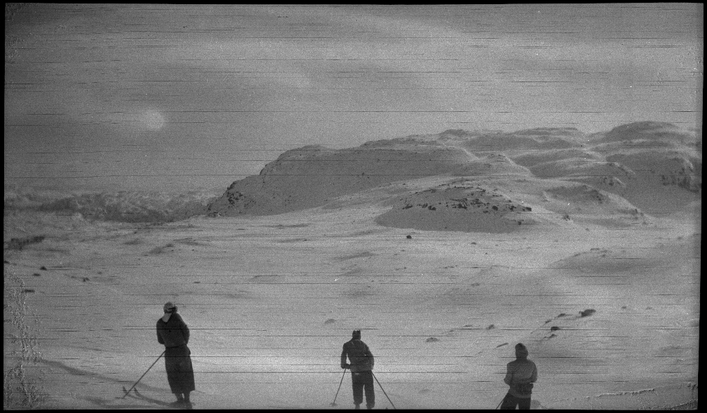 Fire unge menn på skitur påsken 1936. De har laget en bil av snø med bobleform (kanskje inspirert av Porsche Typ 1 fra 1935). Det er også bilder fra flere fjelltopper, fra skigåing og fra ei turisthytte.