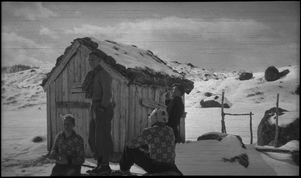 Fire unge menn på skitur påsken 1936. De har laget en bil av snø med bobleform (kanskje inspirert av Porsche Typ 1 fra 1935). Det er også bilder fra flere fjelltopper, fra skigåing og fra ei turisthytte.