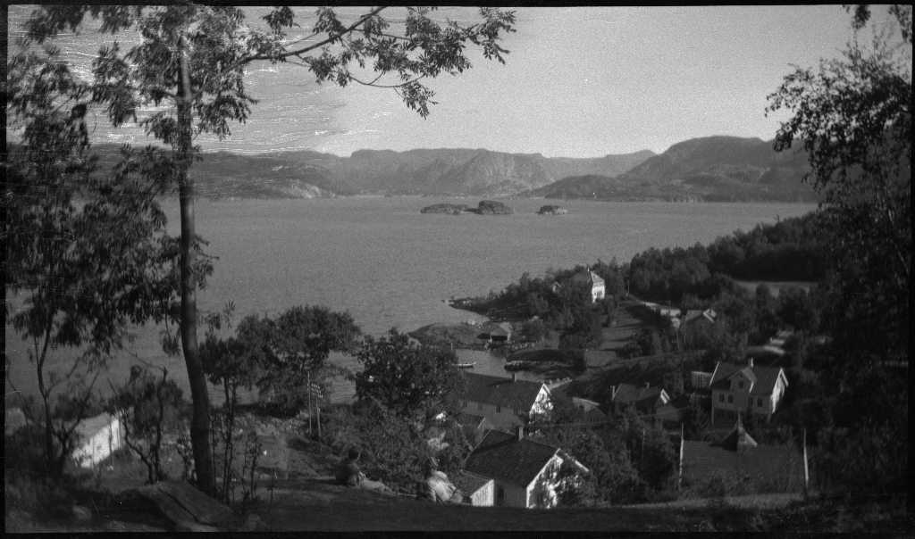 Bilder fra en sykkeltur mellom Kjølevik og Tau i Strand kommune. Det er helbilder av Finn Johannessen, Arne Rasmussen og Korsvold med syklene sine, det er bilder fra sykling og av landskapet og bygdene. Finn Johannessen er på bilde nr. 5 og 8.