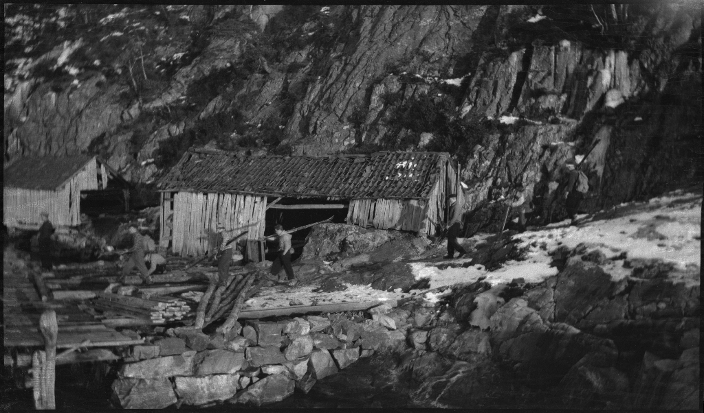 En stor gjeng med unge menn og kvinner på skitur i Lyseheiene og Ryfylkeheiene. Lindtner er til høyre på bilde nr. 2 og til venstre på bilde nr. 7. De reiser med et dampskip som ser ut til å hete "Lysefjord".