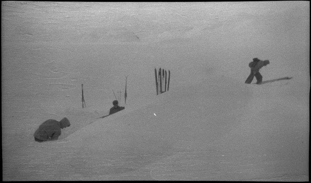 Fire unge menn på skitur fra Roalkvam til Stranddalen i Suldal. Det er bilder av hytter i fjellet, fra landskapet, lek med en hoppbakke og fra skigåing.