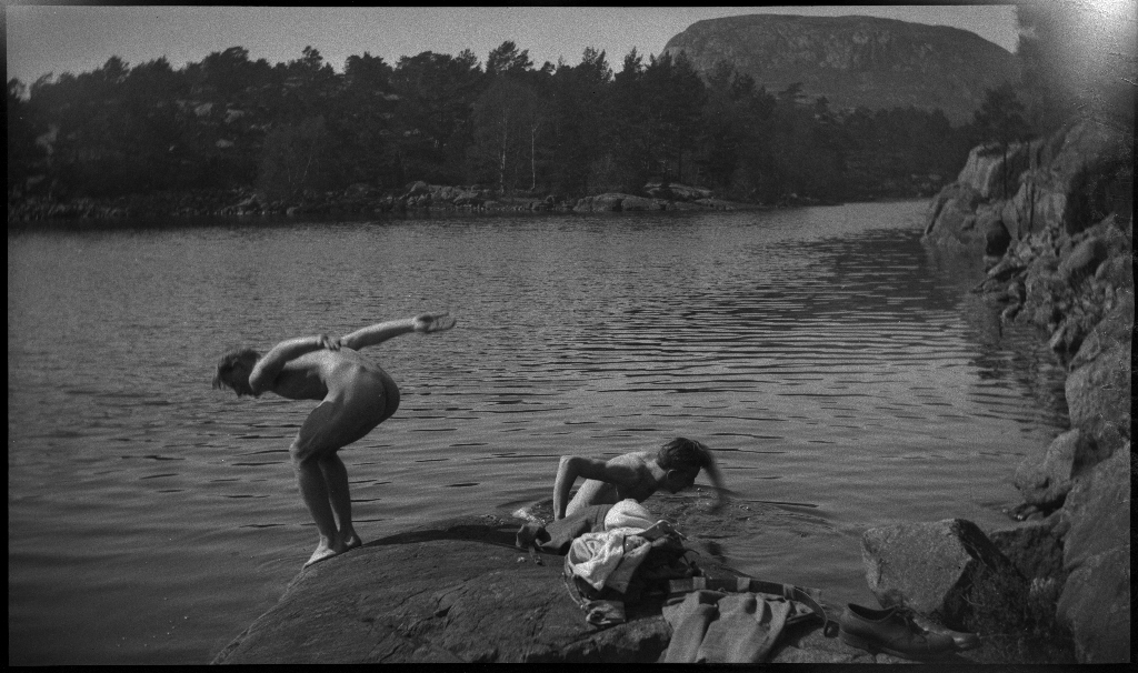 Arne Rasmussen og Korsvold på tur mellom Høle ved Høgsfjorden og Dansen, i innlandet vest for Høle. Det er bilder fra bading, klatring, kyr, landskap og bygder.