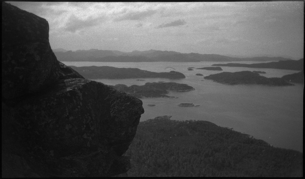 Tre gutter/unge menn på tur på Halsnøy og Finnøy. Det er bilder fra at transporten med ei skøyte og fra små fjellturer. Det ligger mange små dampskip langs havna på bilde nr. 4.
