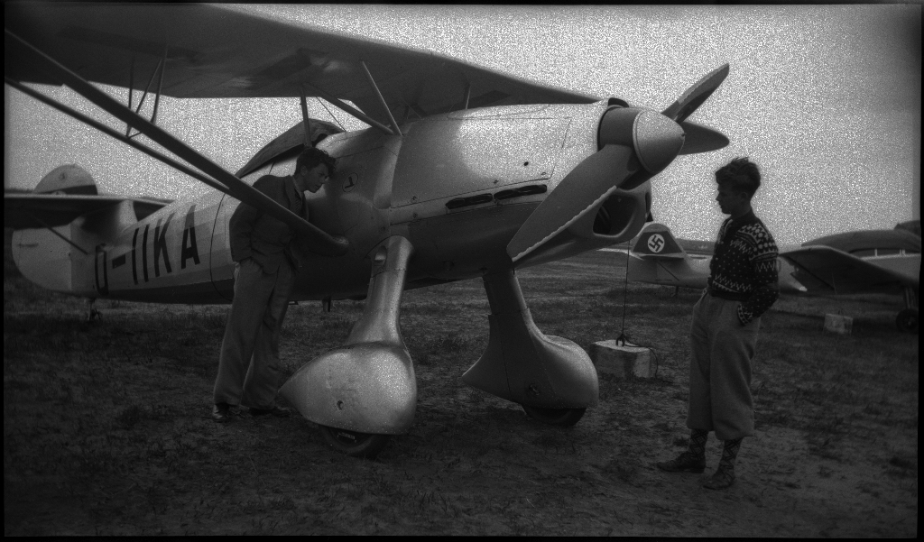 Bilder fra åpningen av den sivile flyplassen på Sømmesletta på Sola. Bildene viser folk som titter på flyene og helikoptrene som besøkte flyplassen fra inn- og utland i anledning åpningen. Det er flere bilder fra et stort passasjerfly fra Lufthansa med påskriften "Generalfeldmarschall von Hindenburg" og "D-APIS". Det er også et bilde fra en kanonbåt.