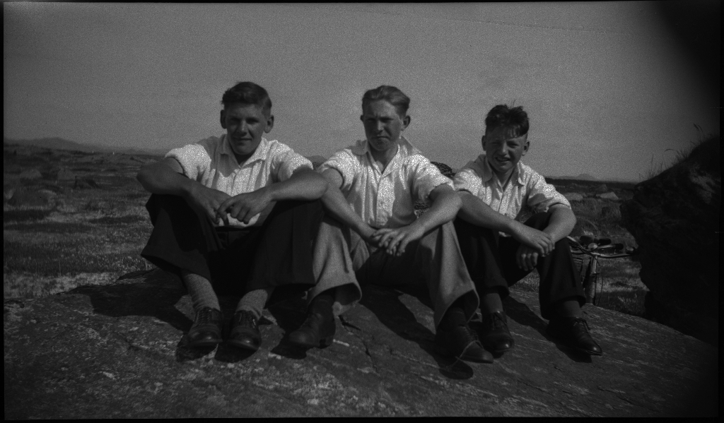 Bilder fra Sola Strandhotell og hotellets basseng, samt gutter og unge menn i sanddynene på Sola.