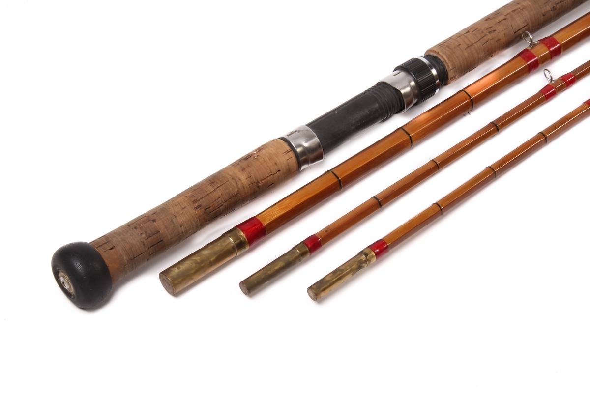 Tredelt fiskestang av type tohands splitcane med ekstra tupp og futeral. Den sekskanta stanga er laga av bambus og handtaket av kork.