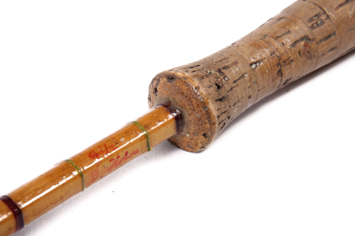 Den sekskanta stanga er laga av bambus og handtaket av kork.
Tredelt stang med ekstra tupp.