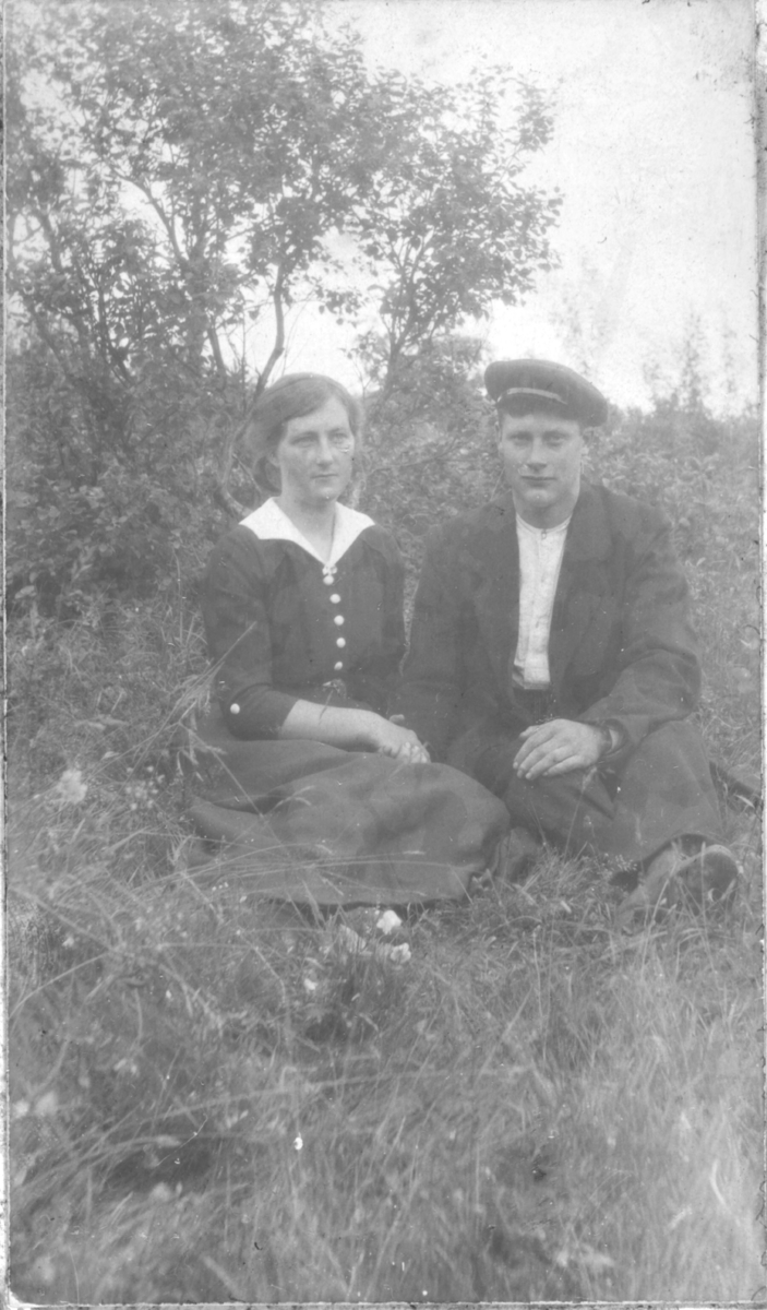 Album med portrettbilder. Albumet har tilhørt Aksel Konrad Mikkola og hans hustru Kathinka Marie, f. Mikkelsen. Det er nå i Solbjørg Mikkolas eie. Navnene til de portretterte er for en stor del ukjente, men mange er fra Neiden og Sør-Varanger. Kathinka kom opprinnelig fra Lofoten, og en del av bildene viser hennes familie i Nordland