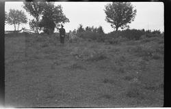 Sigurd Røisli og dattera Sigrun i naturomgivelser.