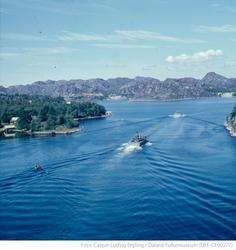 Militære skip på vei mot nordre sund i Eigersund, sett fra E