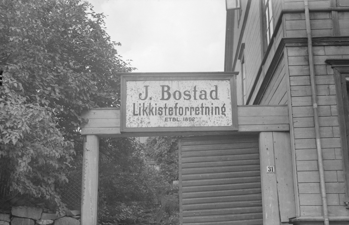 Navneskilt for J. Bolstad likkisteforretning.