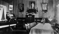 17.-mai-pynta bedehus med talerstol, orgel, benker. religion