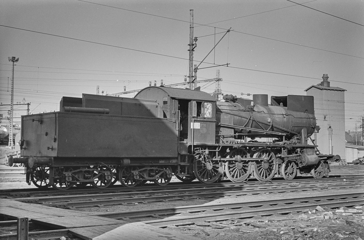 Utrangert damplokomotiv type 30a nr. 258 på Lillestrøm stasjon. Lokomotivet avventer opphugging.