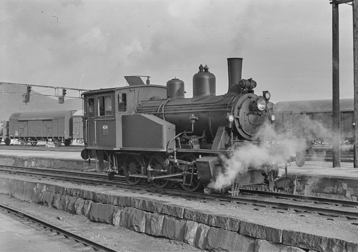 Damplokomotiv type 23b nr. 454 i skiftetjeneste på Trondheim stasjon.