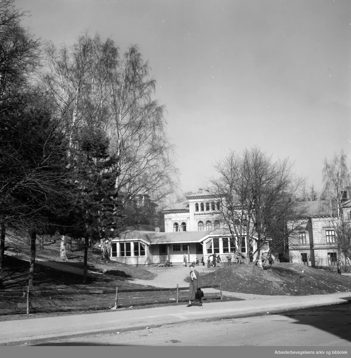 Uranienborgparken med barnehus. April 1955