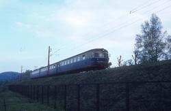 Motorvognsett type 66 i Ht 806 Skien-Oslo sør for Drammen st